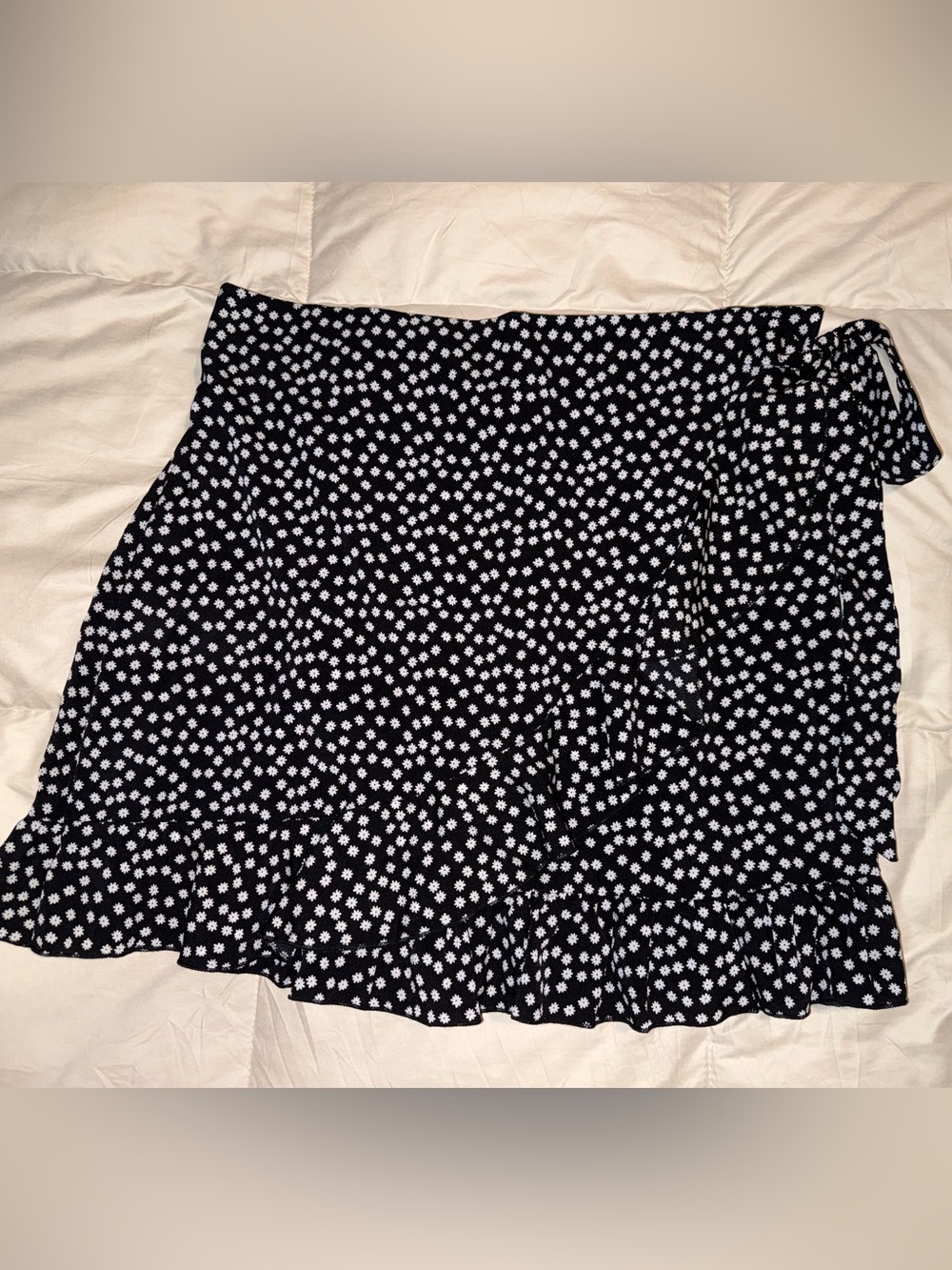 SHEIN Black Mini Skirt with White Daisy Print